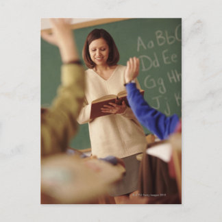 Schüler der Grundschule heben die Hände Postkarte