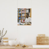 Schüler der Uni, der in der Bibliothek arbeitet Poster (Küche)