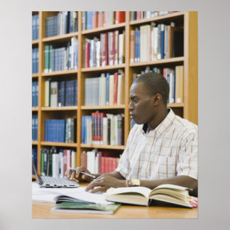 Schüler der Uni, der in der Bibliothek arbeitet Poster