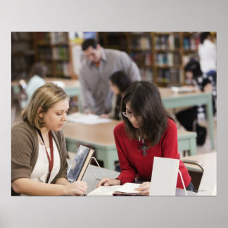 Schüler, die in der Schulbibliothek mit Bibliothek Poster