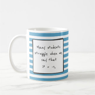 Schüler kämpfen mit komplexen Anzahl blauer Streif Kaffeetasse
