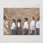 Schulkinder auf dem Spielplatz für Postkarte (Vorderseite)