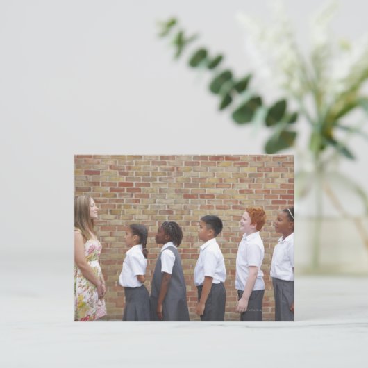 Schulkinder auf dem Spielplatz für Postkarte (Stehend Vorderseite)