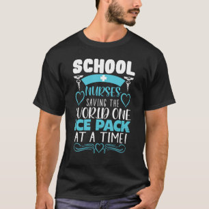 Schulkinder, die das World One Ice Pack auf einem T-Shirt