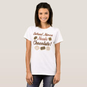 Schulkrankenschwester benötigt Schokolade T-Shirt (Vorne ganz)