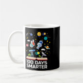 Schultag 100 Tage intelligenter Bücher Platz über Kaffeetasse (Links)