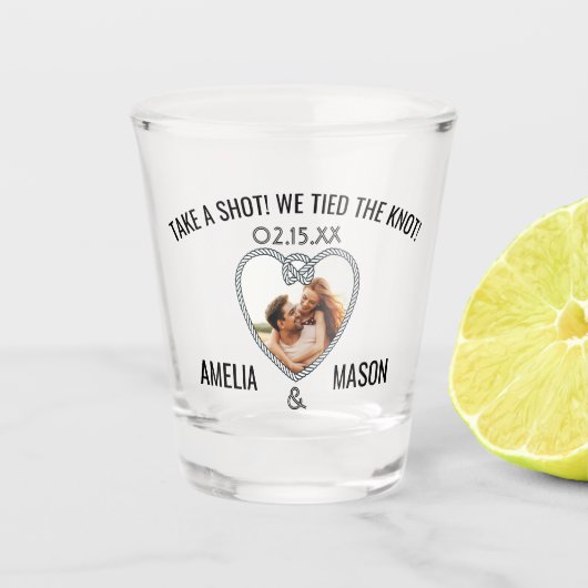 Schuss, den wir dem Knoten geben Schnapsglas (Vorderseite)