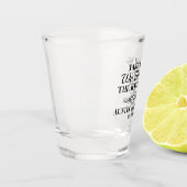 Schuss, den wir den Knoten tippen Schnapsglas (Links)