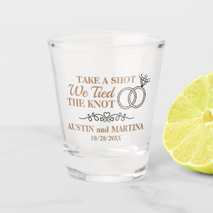 Schuss, den wir den Knoten tippen Schnapsglas