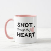Schuss durch die Tasse des Herzvalentinstag (Links)