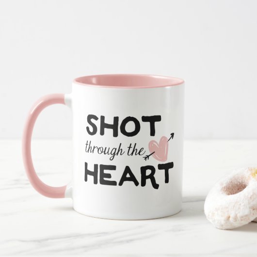 Schuss durch die Tasse des Herzvalentinstag (Mit Donut)