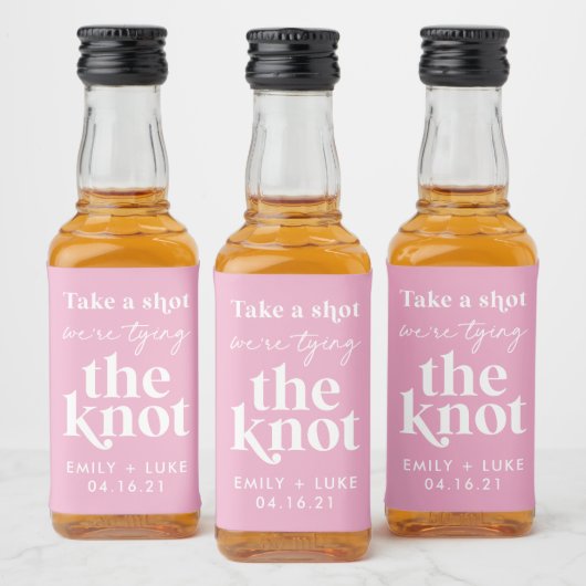 Schuss, wir binden die Verlobung des Knotens an Alkoholflaschenetikett (Flaschen)