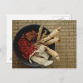 Schüssel gefüllt mit chinesischen Heilkräutern Postkarte (Vorne/Hinten)