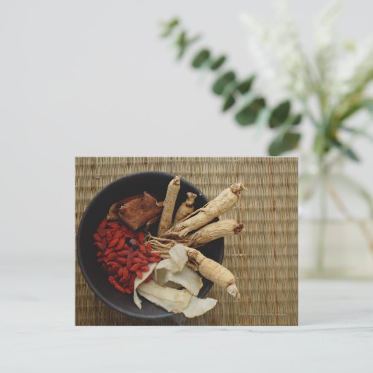 Schüssel gefüllt mit chinesischen Heilkräutern Postkarte (Stehend Vorderseite)