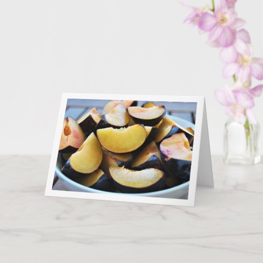 Schüssel mit geschnittenem Pflaumenfrucht Karte (Orchidee)