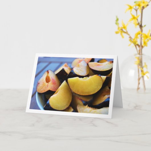 Schüssel mit geschnittenem Pflaumenfrucht Karte (Gelbe Blume)