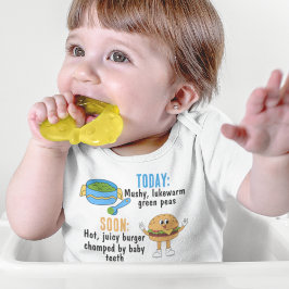 Schüssel mit grünen Erbsen und einem Burger Baby Strampler