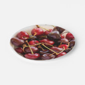 Schüssel mit Kirschen Pappteller (Schrägansicht)