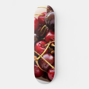 Schüssel mit Kirschen Skateboard