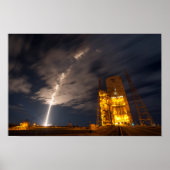 Schutz des Cygnus-Frachtschiffs bei der Mission be Poster (Vorne)