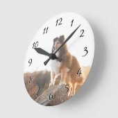 Schutz vor der Klippe bei Sonnenuntergang Runde Wanduhr (Winkel)