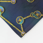 Schütze-Tierkreis-Goldohrschnecke auf Fleecedecke (Ecke)