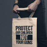 Schützen Sie unsere Kinder nicht Ihre Waffen Tragetasche<br><div class="desc">Schützen Sie unsere Kinder,  nicht Ihre Gewehrtasche. Unterstützung der Waffenreform und strengere Waffengesetze,  Karos im Hintergrund und die obligatorische Bildung von Waffen. Hör auf,  unsere Kinder zu töten,  und verbietet automatische Waffen. Waffen Mütter und Väter,  treten auf und sprechen für ihre Sicherheit in der Schule.</div>