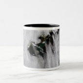 Schwaden aus dem Okmok-Vulkan, Aleusien Zweifarbige Tasse (Mittel)