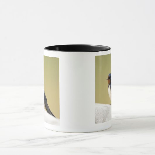 Schwalbe auf einer hölzernen Leiste Tasse (Zentrum)