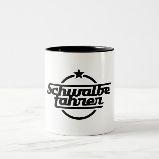 Schwalbefahrer (schwarz) zweifarbige tasse (Mittel)
