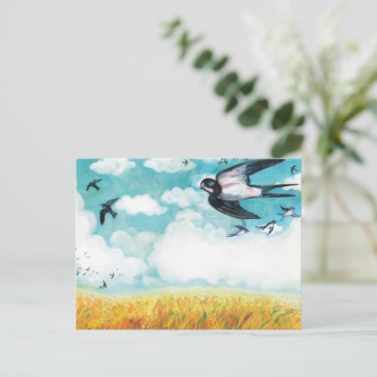 Schwalben, die über ein Weizenfeld fliegen Postkarte (Stehend Vorderseite)