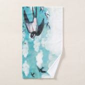 Schwalben fliegen über bewölktes blaues Himmelskan Badhandtuch Set (Handtuch)