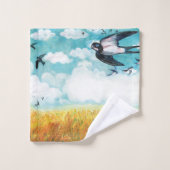 Schwalben fliegen über bewölktes blaues Himmelskan Badhandtuch Set (Waschlappen)