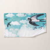 Schwalben fliegen über bewölktes blaues Himmelskan Badhandtuch Set (Handtuch)