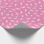 Schwalben und Schwimmen Rosa Weiße Wandervögel Geschenkpapier (Ecke)