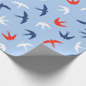Schwalben Vögel Sky Flugmuster Blaues Weiß Geschenkpapier (Ecke)