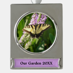 Schwalbenschwanz auf violetten Wildblumen Banner-Ornament Silber
