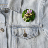 Schwalbenschwanz auf violetten Wildblumen Button (Beispiel)