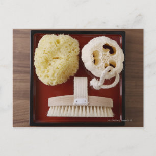 Schwamm, Loofah, Pinsel auf rotem Tablett Postkarte