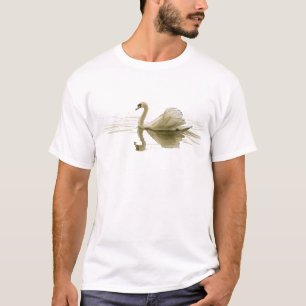 Schwan gleitet über Wasser T-Shirt