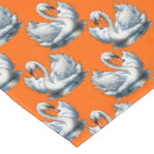 Schwan-Vogel-Musterdesign auf Orange Tischdecke (Schrägansicht)