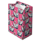 Schwan-Vögel Musterdesign auf Rosa Mittlere Geschenktüte (Rückseite Schrägansicht)