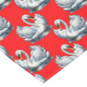 Schwan-Vögel Musterdesign auf Rot Tischdecke (Schrägansicht)