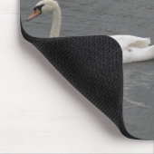 Schwäne am Fluss Mousepad (Ecke)