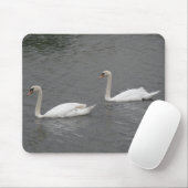 Schwäne am Fluss Mousepad (Mit Mouse)