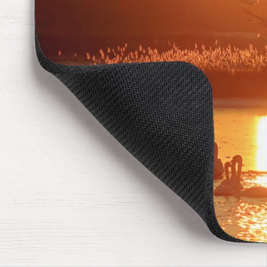 Schwäne am See bei Sonnenuntergang Mousepad (Ecke)
