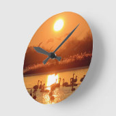 Schwäne am See bei Sonnenuntergang Runde Wanduhr (Winkel)