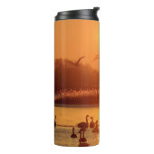 Schwäne am See bei Sonnenuntergang Thermosbecher (Nach links gedreht)