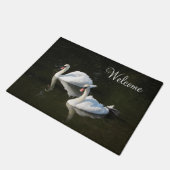 Schwäne am See Willkommen Fußmatte (Schrägansicht)