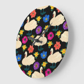 Schwäne, Blume, handgezeichnet schwarzer Hintergru Große Wanduhr (Winkel)